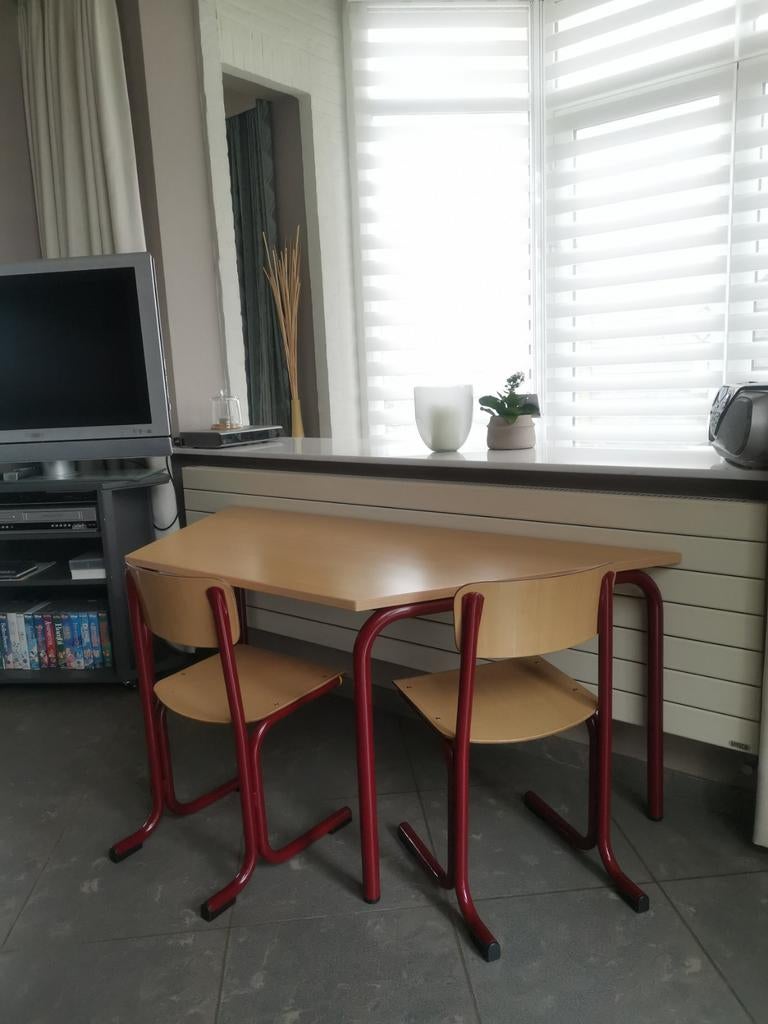 Kindertafel + 2 stoeltjes en bijbehorende speelgoedkast, Ophalen