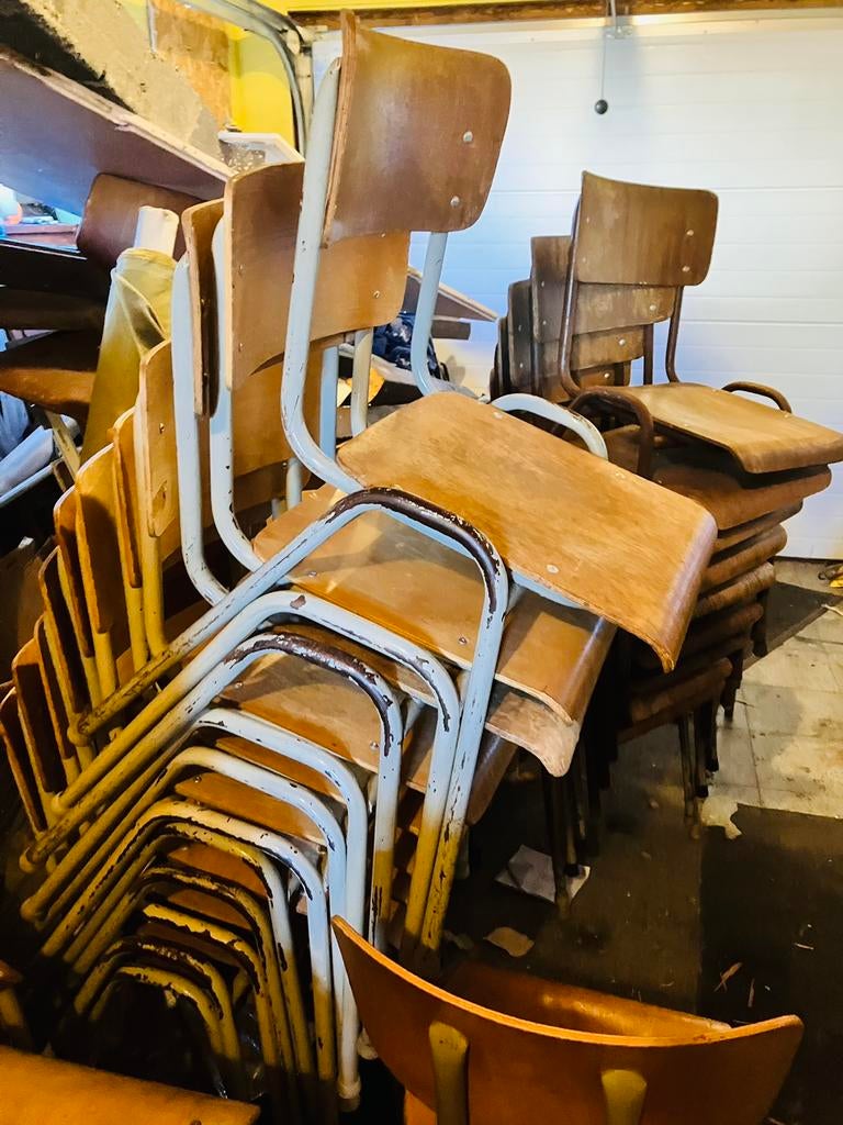 Oude schoolstoelen en stapelstoelen prima staat, Enlèvement