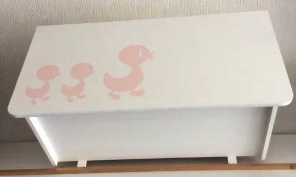 Prachtige wit gelakte houten speelgoedkoffer met roze eendje, Ophalen of Verzenden, Nieuw