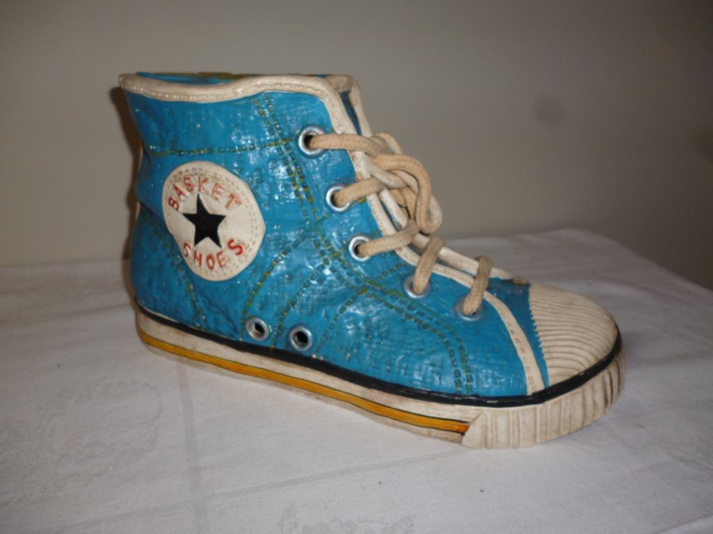 Tirelire JOY BASKET SHOES en plâtre vintage retro collection, Enlèvement