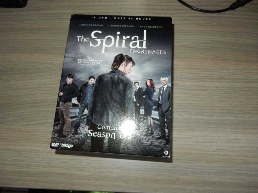 nr.1660 - Dvd box: the spiral - complete serie, CD & DVD, DVD | TV & Séries télévisées, Thriller, À partir de 16 ans, Enlèvement ou Envoi