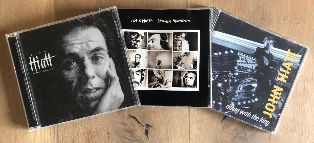 JOHN HIATT - Bring the family, Stolen Moment & Riding (3 CD), Enlèvement ou Envoi, Comme neuf, Chanteur-compositeur