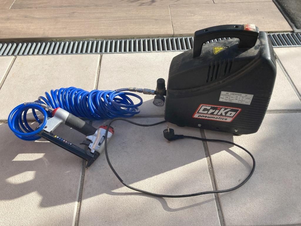 Compressor met nietmachine, Ophalen, Gebruikt, 6 tot 10 bar, Mobiel
