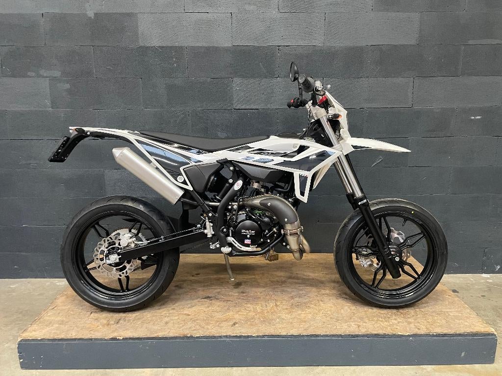 Beta RR 50 Motard Sport 2026 Wit, Nieuw 50cc AM6 Voorraad, Vélos & Vélomoteurs, Cyclomoteurs | Peugeot, Neuf, Autres modèles, Enlèvement
