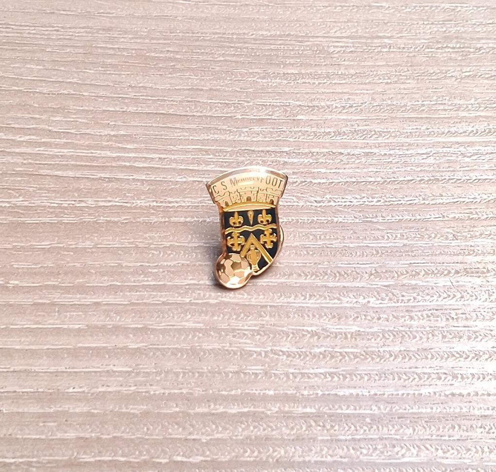 PIN - C.S. MENNECY FOOT - FOOTBALL - VOETBAL, Envoi, Utilisé, Sport, Insigne ou Pin's