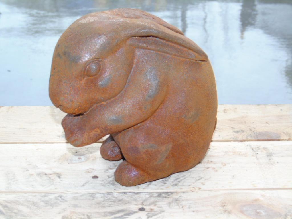lapin en boule en fonte patiné rouillé ..., Jardin & Terrasse, Enlèvement, Neuf, Métal, Animal