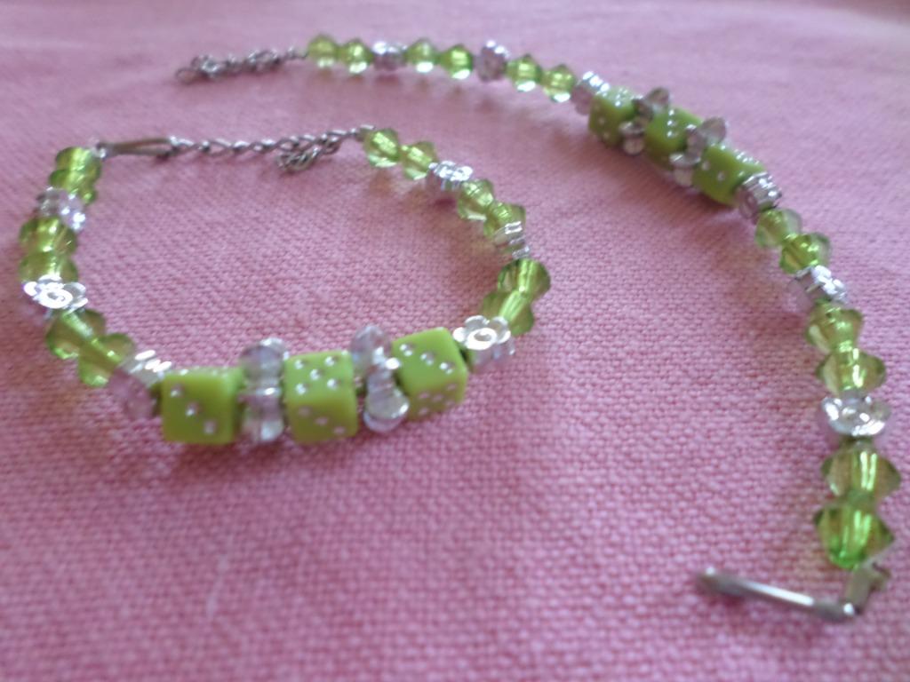 Lot 2 bracelets Perles Dés fleurs Diamants Enfant, Enlèvement ou Envoi, Avec bracelets à breloques ou perles, Utilisé, Vert
