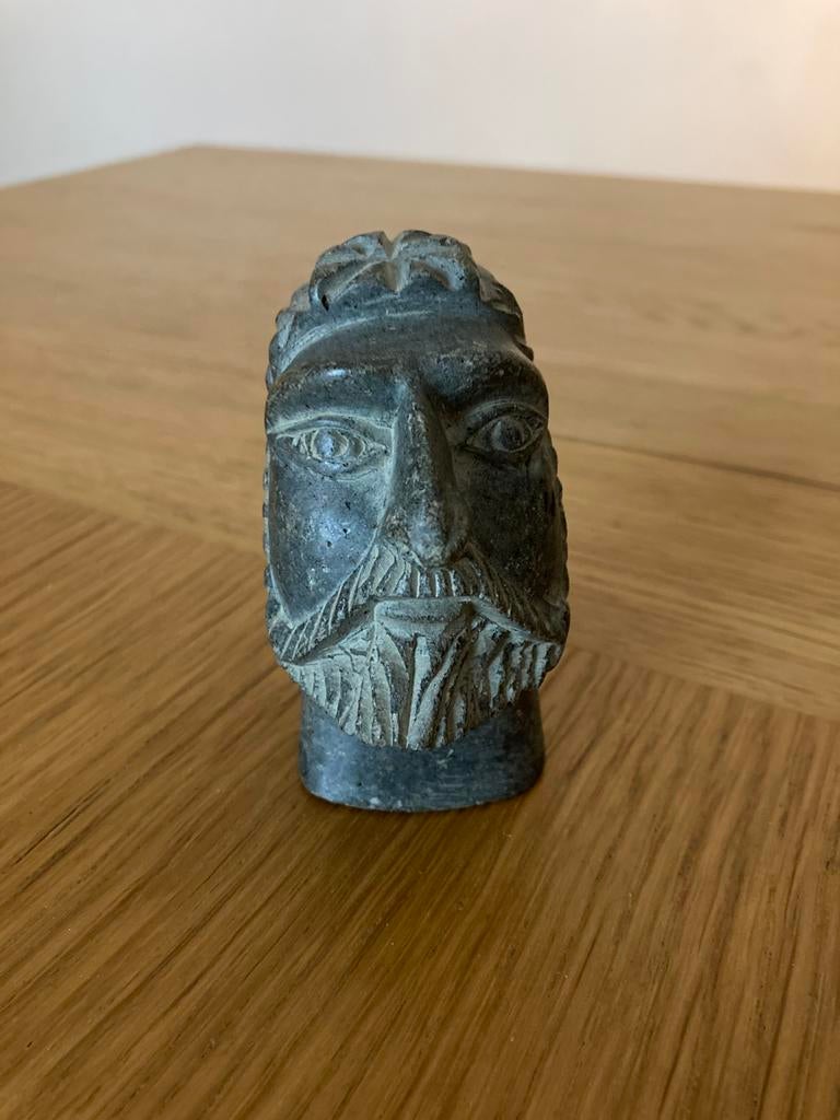 Statue en pierre d'un homme à la barbe, Enlèvement ou Envoi