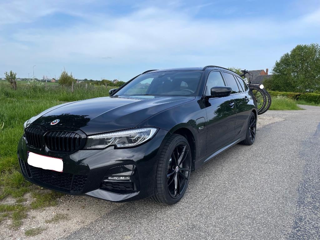 BMW 330e Touring xDrive Aut. M Sportpakket, Auto's, BMW, Automaat, 4 cilinders, 700 kg, Zwart