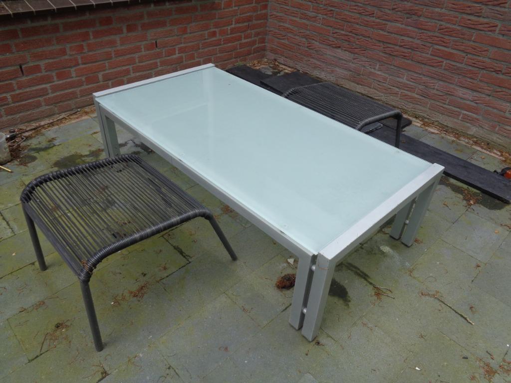 Metalen lage tafel met melkwit glas en 2 zitkrukken, Tuin en Terras, Tuinsets en Loungesets, Zo goed als nieuw, Loungeset, Aluminium