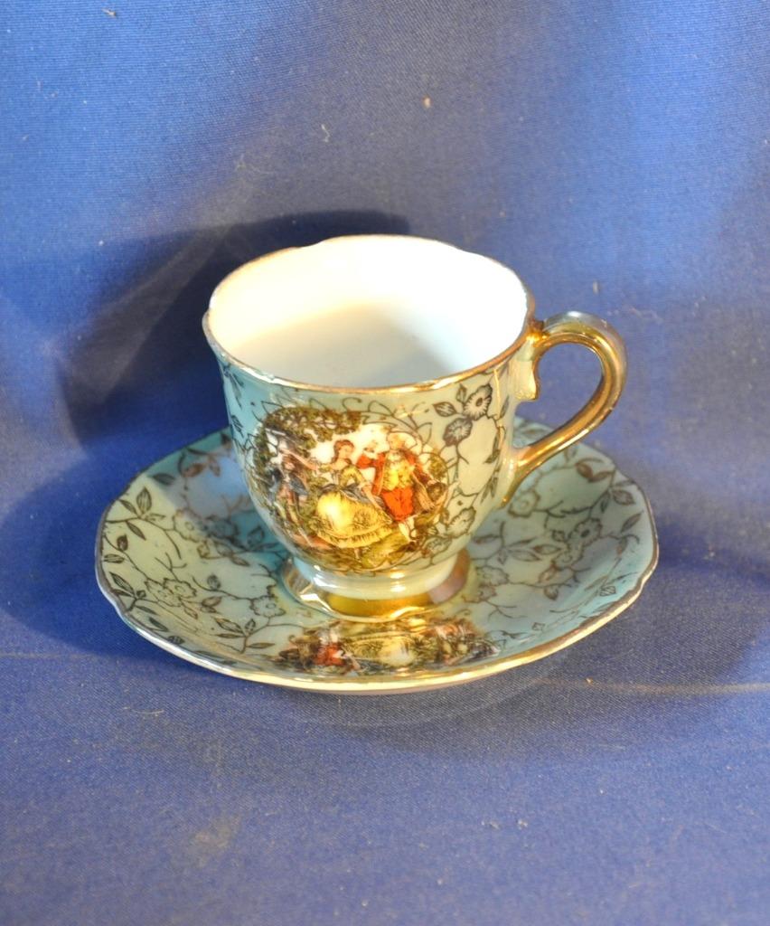 tasse +assiette de collection porcelaine vert or aux galant, Collections, Enlèvement ou Envoi, Comme neuf, Porcelaine, Tasse et/ou soucoupe