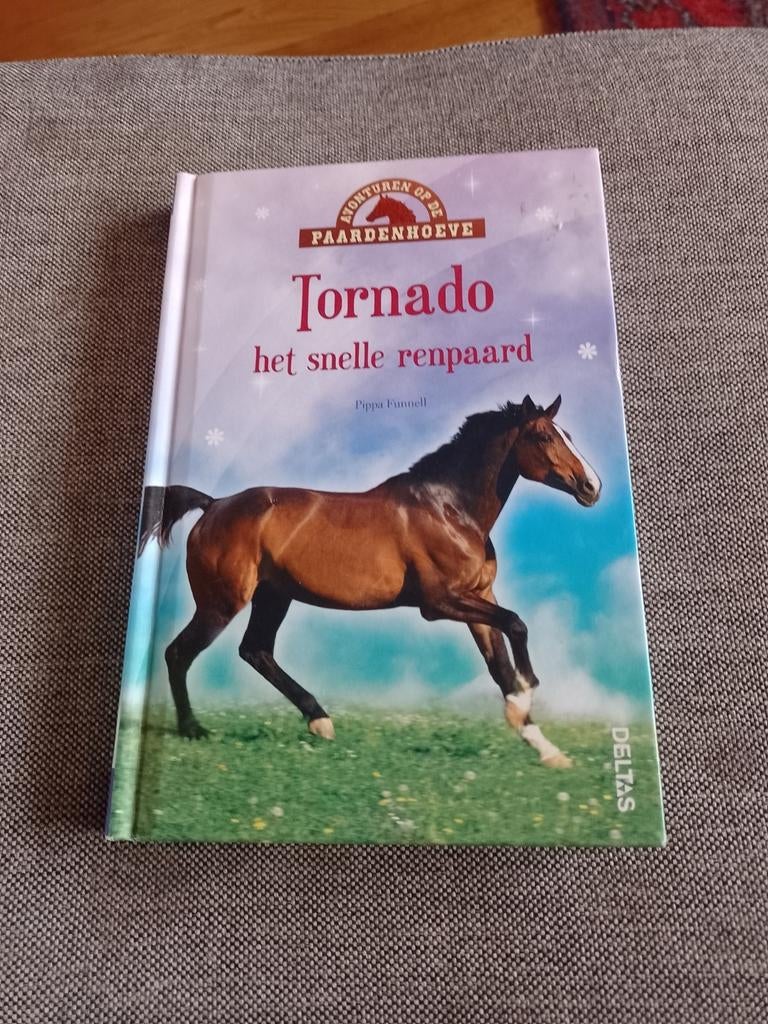 Pippa Funnell - Tornado het snelle renpaard, Boeken, Ophalen of Verzenden, Zo goed als nieuw, Pippa Funnell