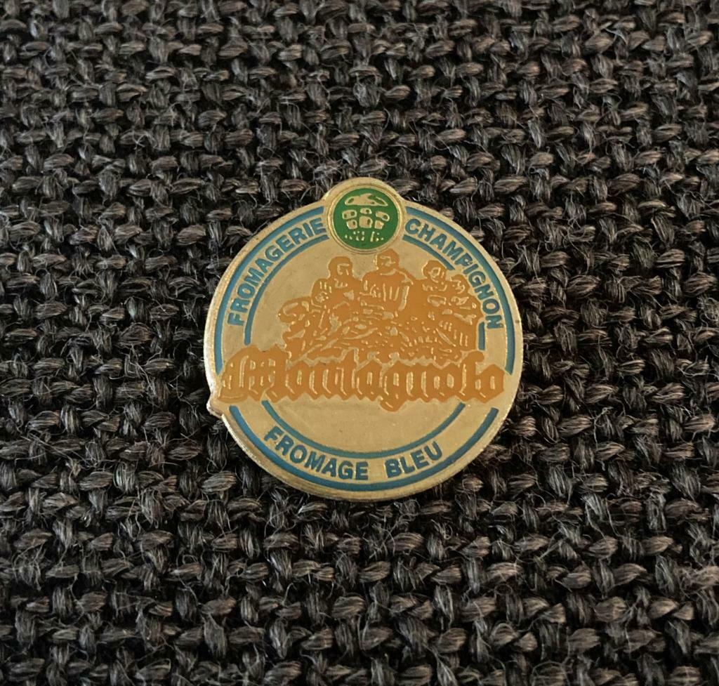 PIN - MONTAGNOLO - FROMAGERIE CHAMPIGNON - FROMAGE BLEU, Envoi, Comme neuf, Marque, Insigne ou Pin's