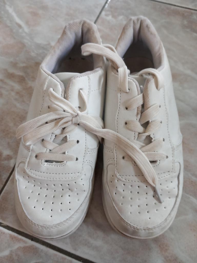 2 paires de basket, chaussures de gym à différents prix, Enlèvement, Comme neuf, Garçon ou Fille, Chaussures de sport