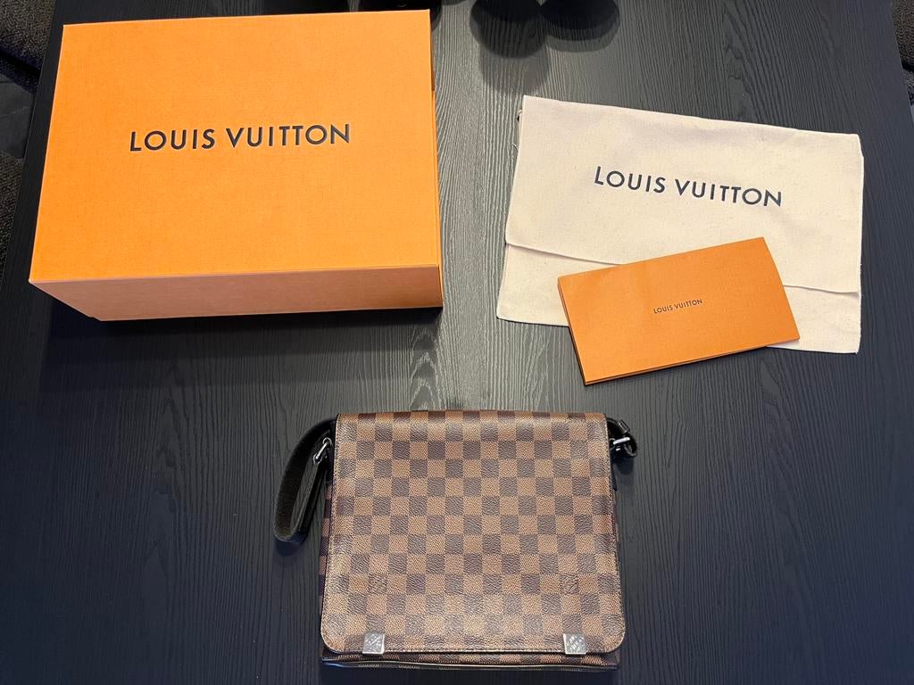 Louis Vuitton District PM messenger bag, Handtassen en Accessoires, Tassen | Schoudertassen, Ophalen of Verzenden, Zo goed als nieuw