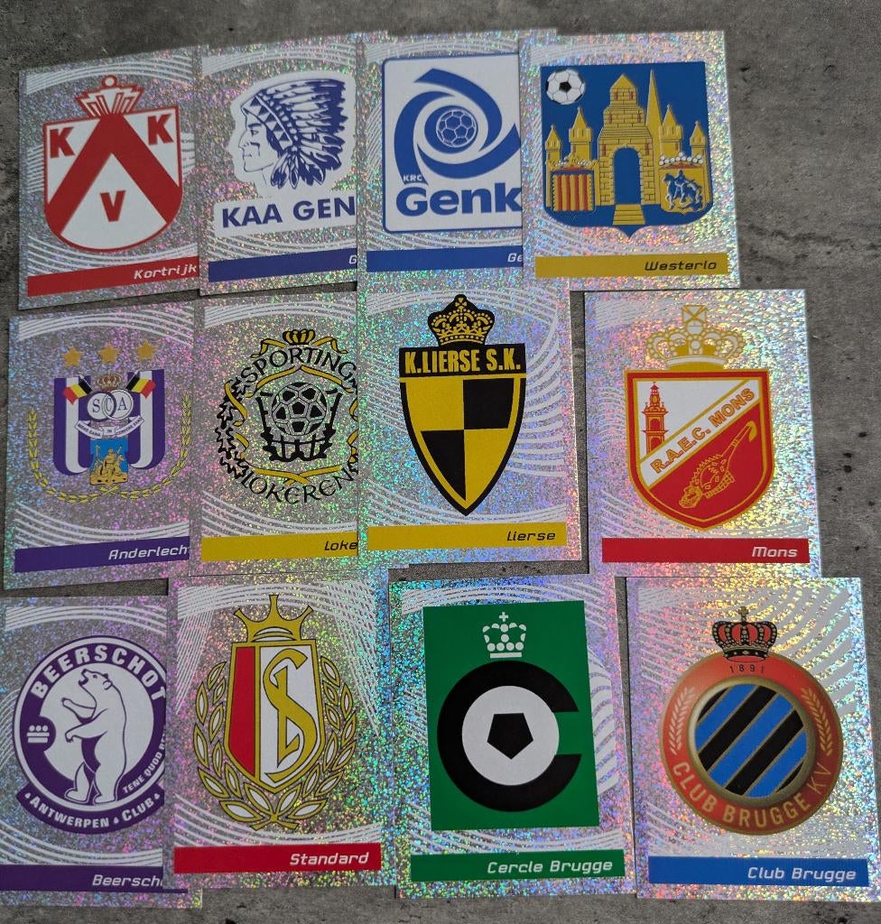 PANINI FOOTBALL 2012 12 x emblemen/badges voetbal zeldzaam, Verzenden, Nieuw