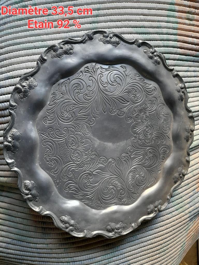 Grand plat rond décoré sur 3 pieds - diamètre 33cm 1kg100, Enlèvement ou Envoi