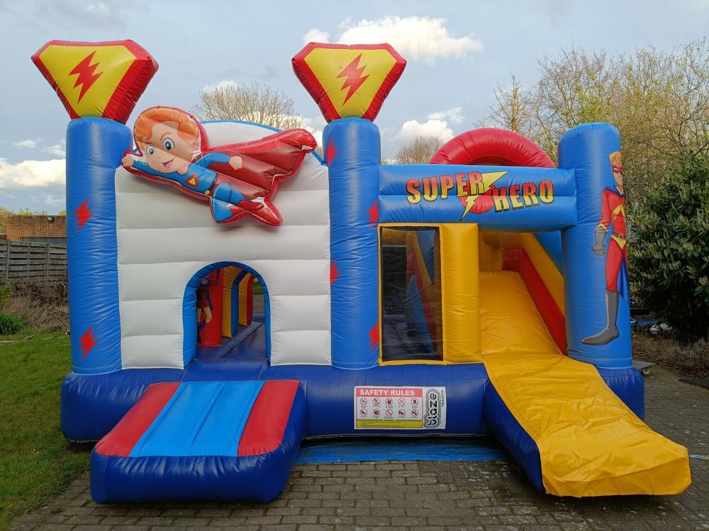 Springkasteel Superheld te huur - Weekendprijs, Hobby en Vrije tijd, Feestartikelen | Verhuur, Zo goed als nieuw, Ophalen of Verzenden