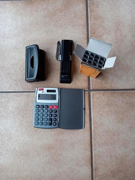 Calculatrice, perforatrice et agrafeuse avec agrafes, Divers, Enlèvement ou Envoi