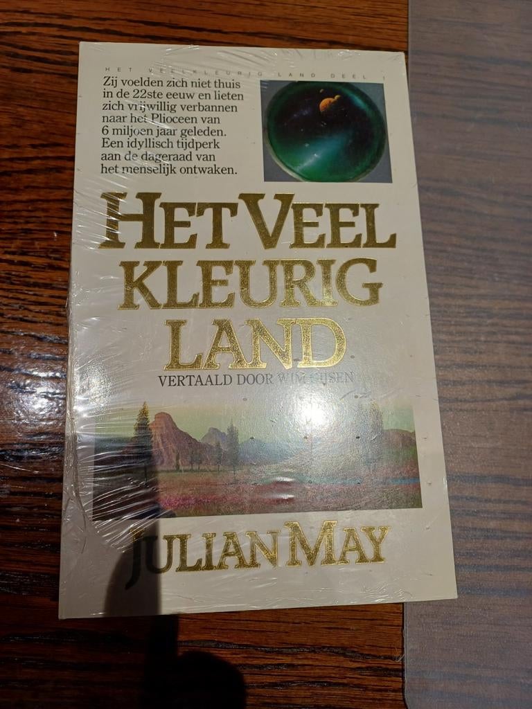 Het Veel Kleurig Land van Julian May, Ophalen of Verzenden, Nieuw
