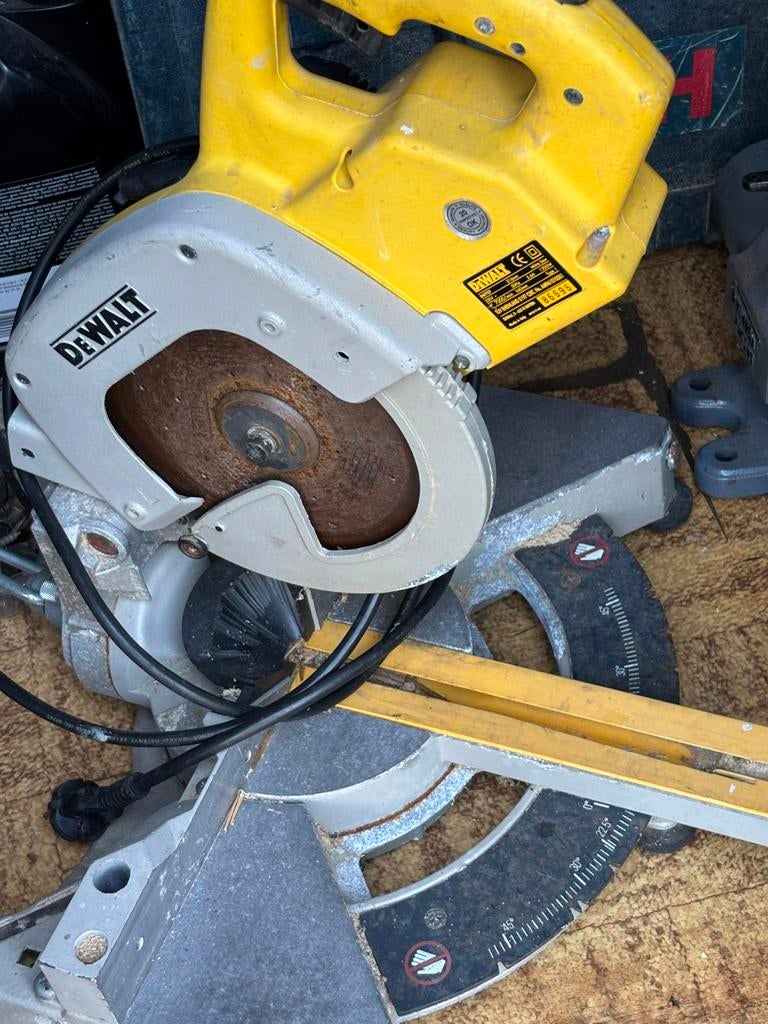 Dewalt afkortzaag, Enlèvement, Scie à onglet