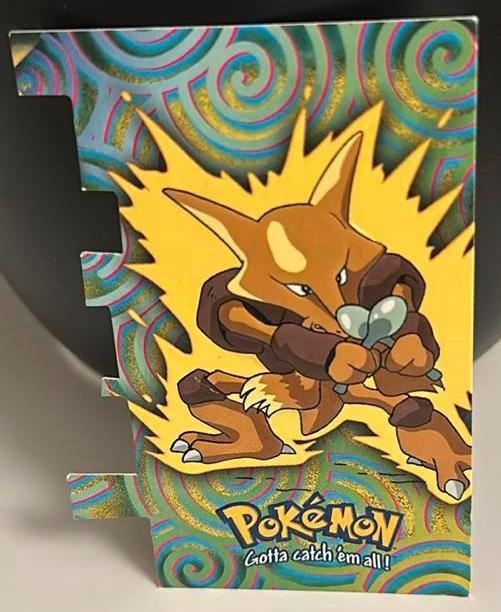 Pokemon Topps-kaart in reliëf gesneden Alakazam #65 EV9, Hobby en Vrije tijd, Verzamelkaartspellen | Pokémon, Zo goed als nieuw