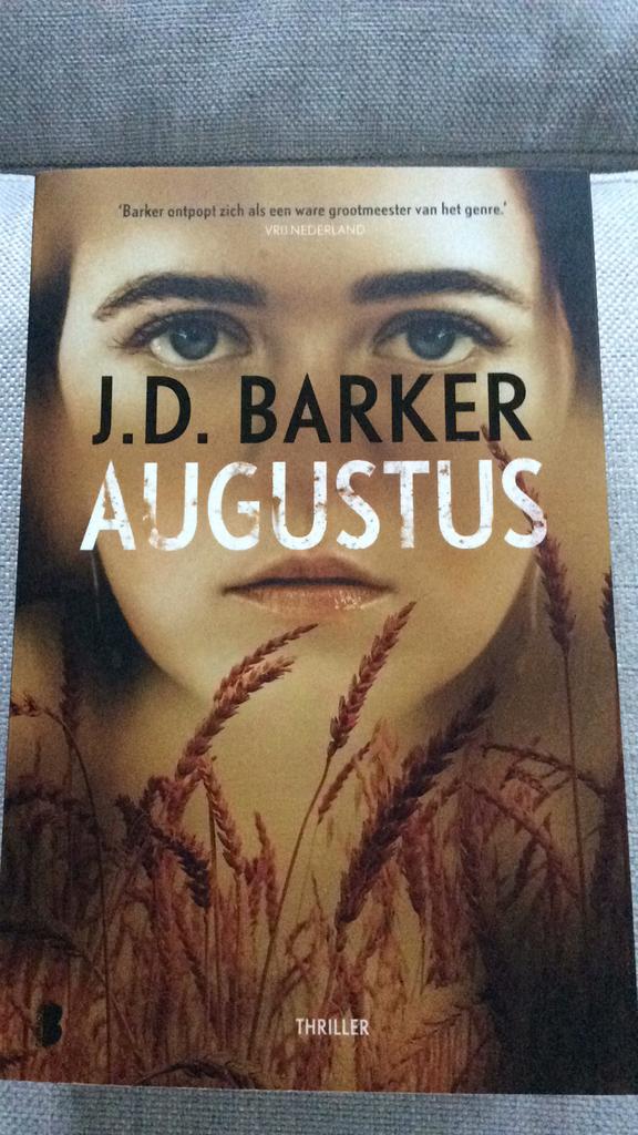 Thriller Augustus - J D Barker, Ophalen of Verzenden, Zo goed als nieuw