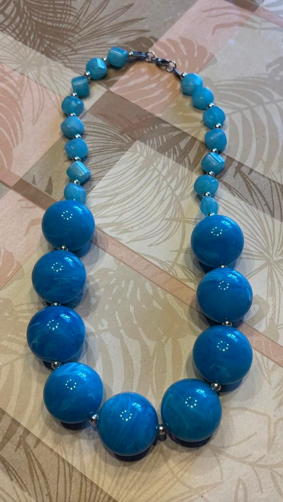 Magnifique collier perlé 46 cm, Bijoux, Sacs & Beauté, Colliers, Enlèvement ou Envoi, Comme neuf, Bleu, Autres matériaux
