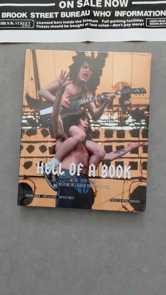Livre ACDC Hell of a book avec poster rare, Enlèvement ou Envoi, Neuf, Artiste