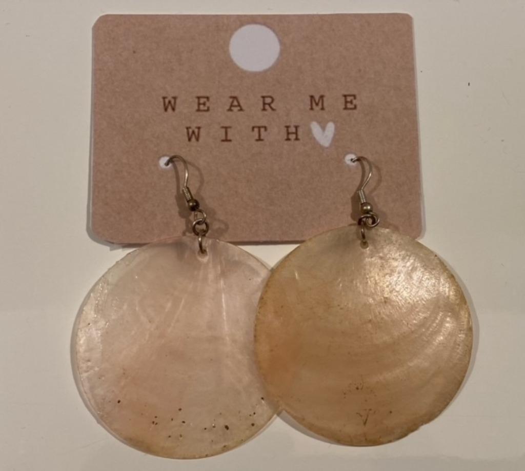 Parelmoer cirkelvormige oorbellen, Handtassen en Accessoires, Oorbellen, Ophalen of Verzenden, Zo goed als nieuw, Beige, Hangers