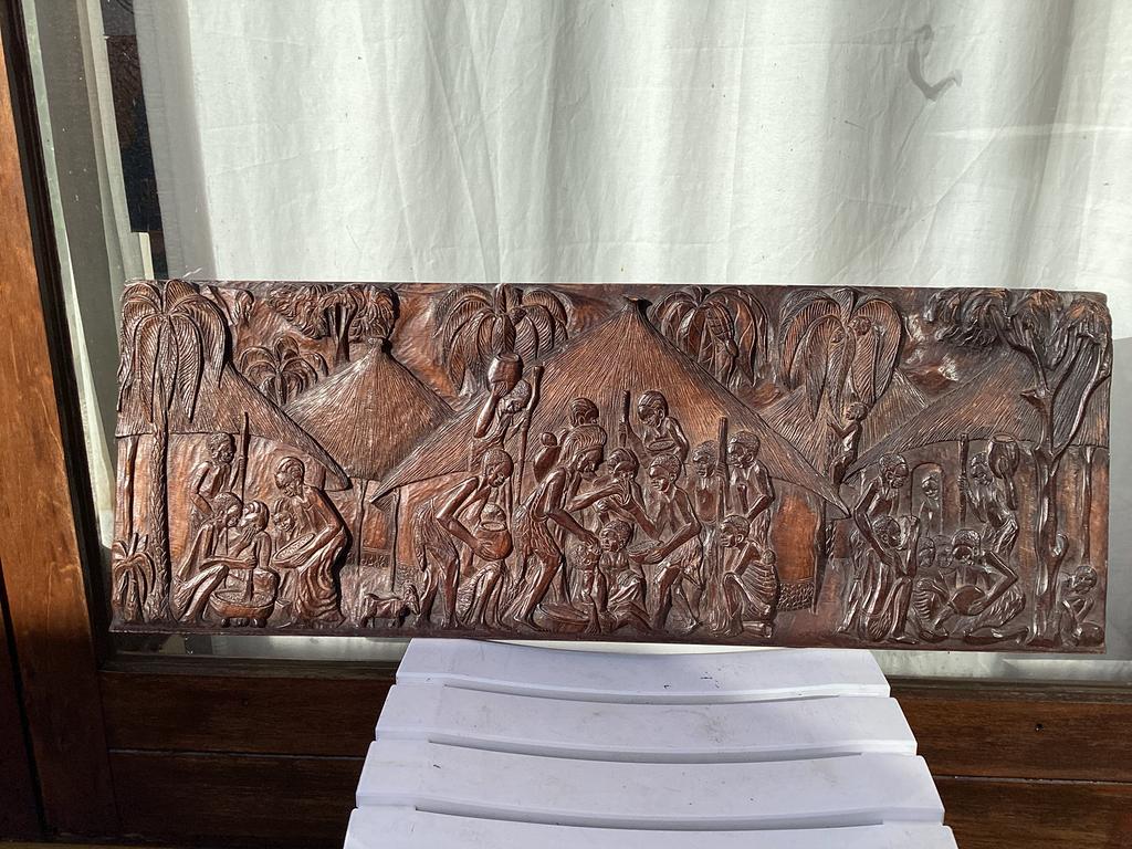 Congo- houten sculptuur 36 x 100 cm -26 personnages, Ophalen