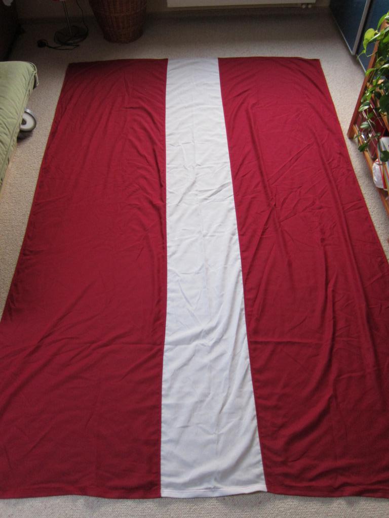 Grand drapeau letton (Lettonie), +/- 200 x 300 cm, Enlèvement ou Envoi, Utilisé