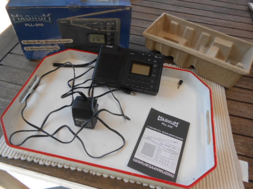 Radio Magnum PLL310 met klok alarm wereldontvanger, Ophalen of Verzenden, Zo goed als nieuw, Radio