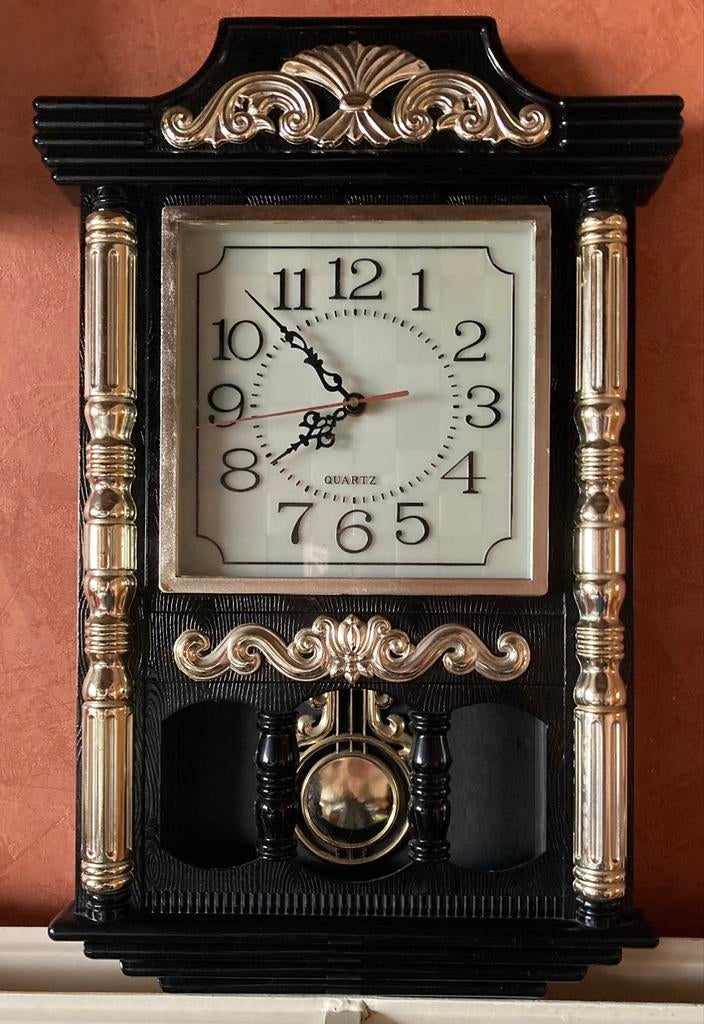 Hoge plastieken klok met slinger., Enlèvement ou Envoi, Comme neuf, Digital, Horloge murale