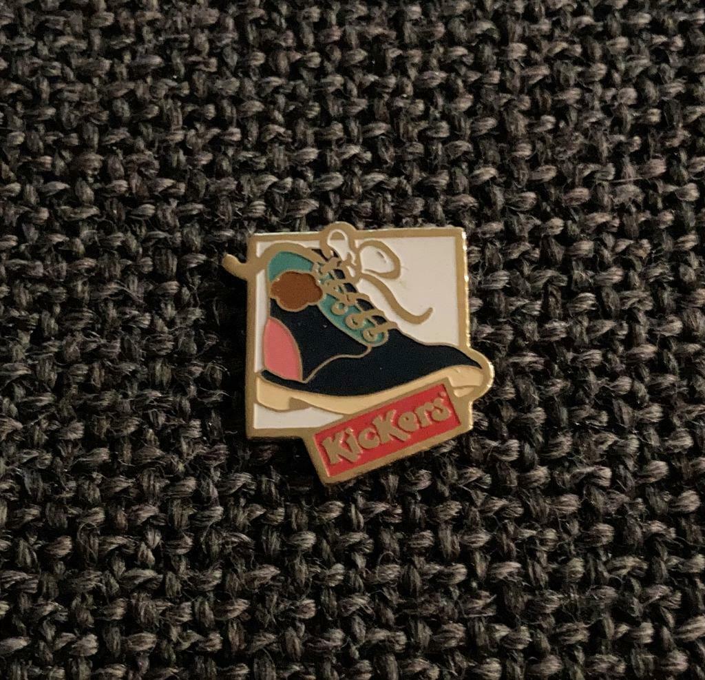 PIN - KICKERS, Collections, Envoi, Comme neuf, Marque, Insigne ou Pin's