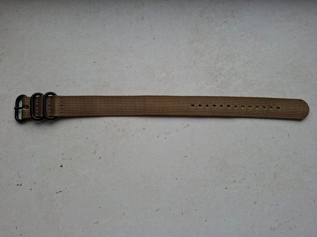 Bracelet montre de qualité simple passant vert kaki 20mm new, Enlèvement, Vert