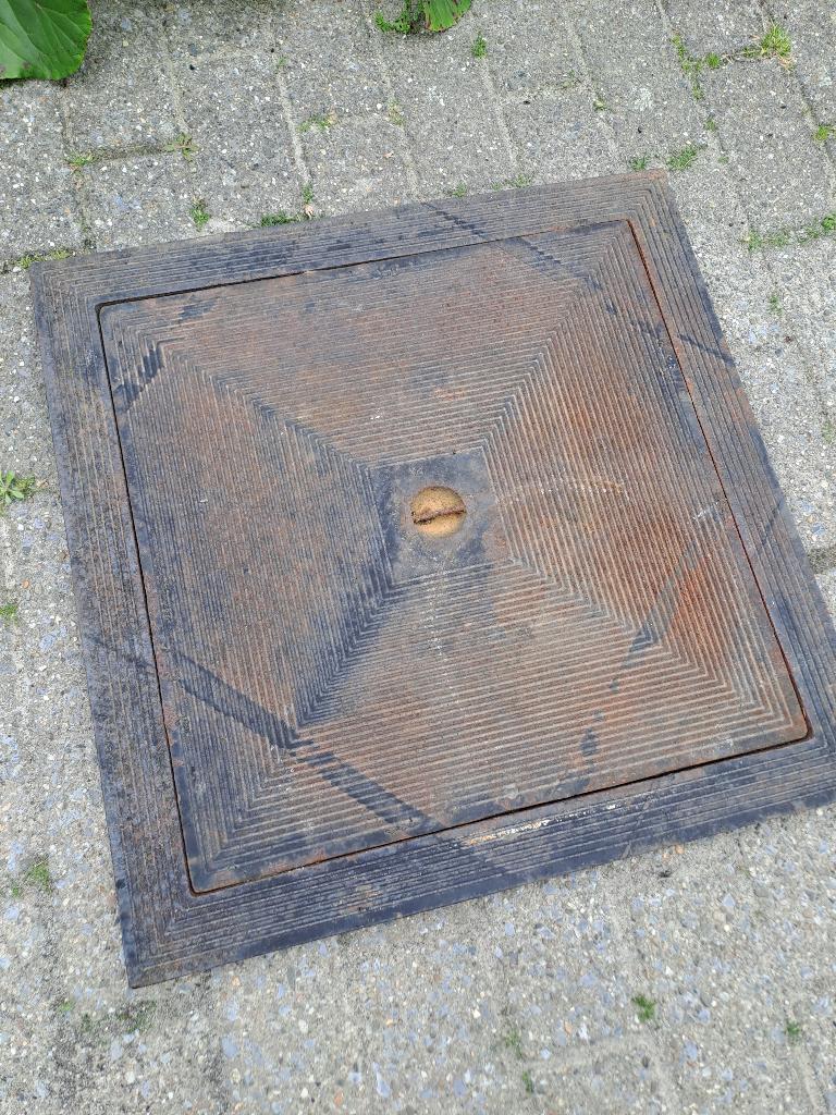 Gietijzeren putdeksel 60 x 60, Doe-het-zelf en Bouw, Buizen en Afvoer, Ophalen, Zo goed als nieuw, Overige materialen, Overige typen