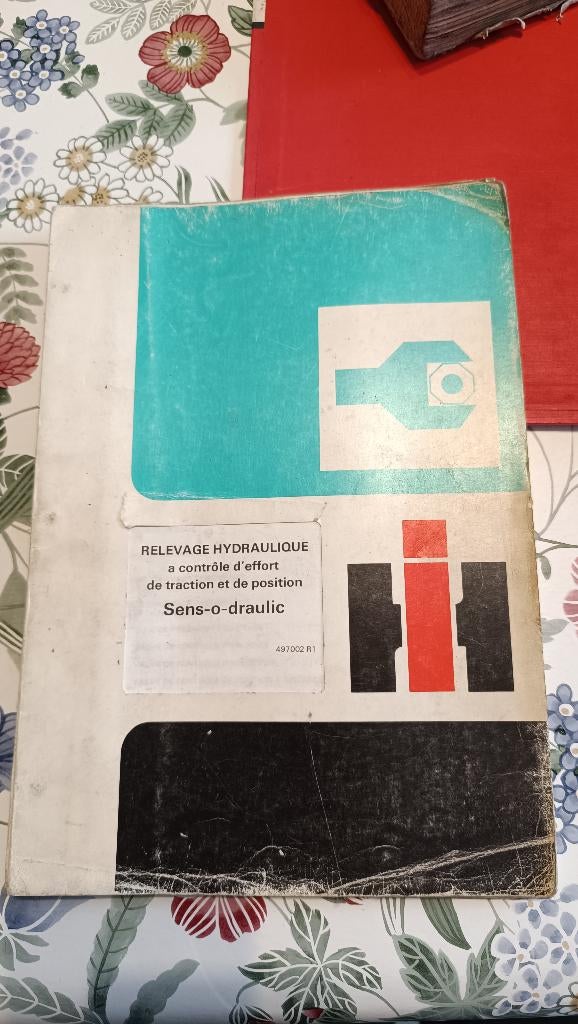 Catalogue et farde + régulateur hydraulique ih, Articles professionnels, Enlèvement, Case IH