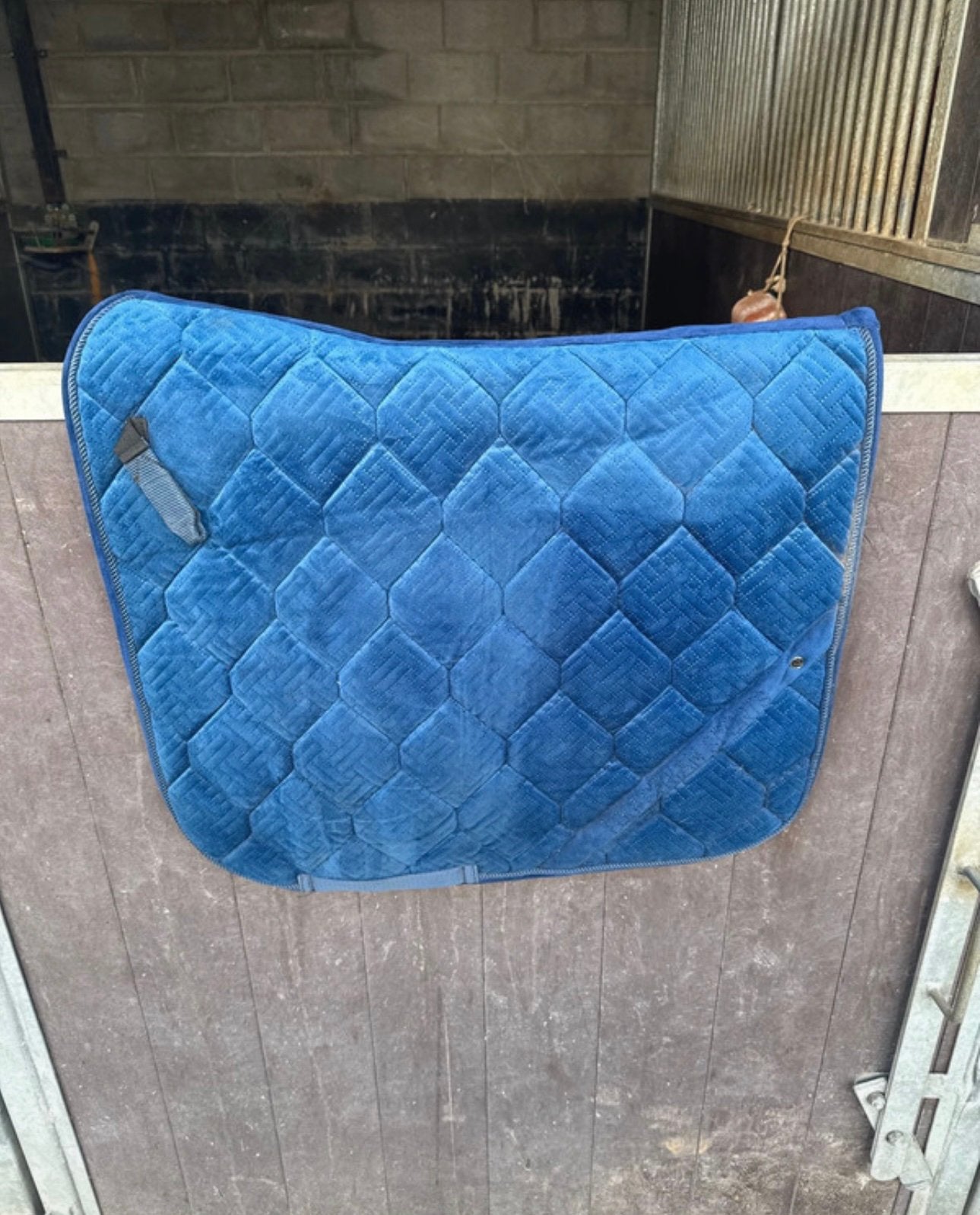 Blauw dekje, 2x gebruikt, Full (L), Tapis de dressage, Bleu, Enlèvement ou Envoi