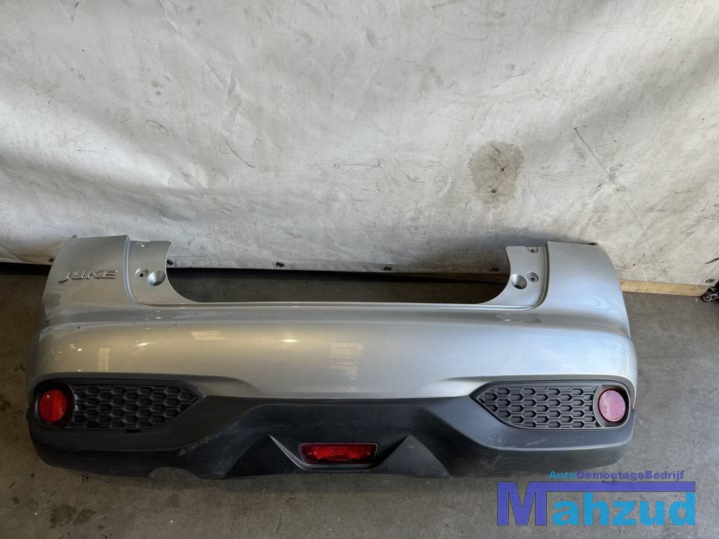 NISSAN JUKE F15 Grijs zilver sport achterbumper 2010-2019, Takashima 1-chome 1-1
220-8686  Yokohama, Achter, Bumper, NISSAN_SR@mail.nissan.co.jp