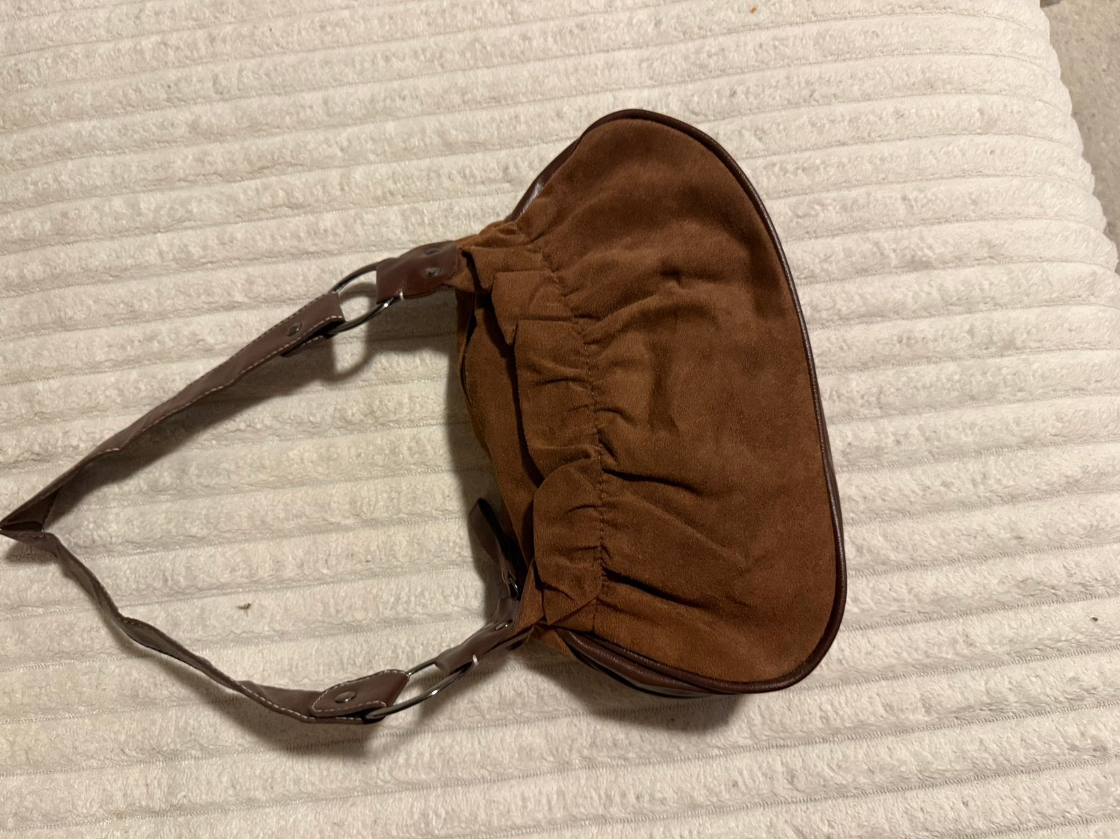 Kleine handtas in Y2K-stijl/stokbroodzak van bruin suède, Ophalen of Verzenden, Zo goed als nieuw, Handtas