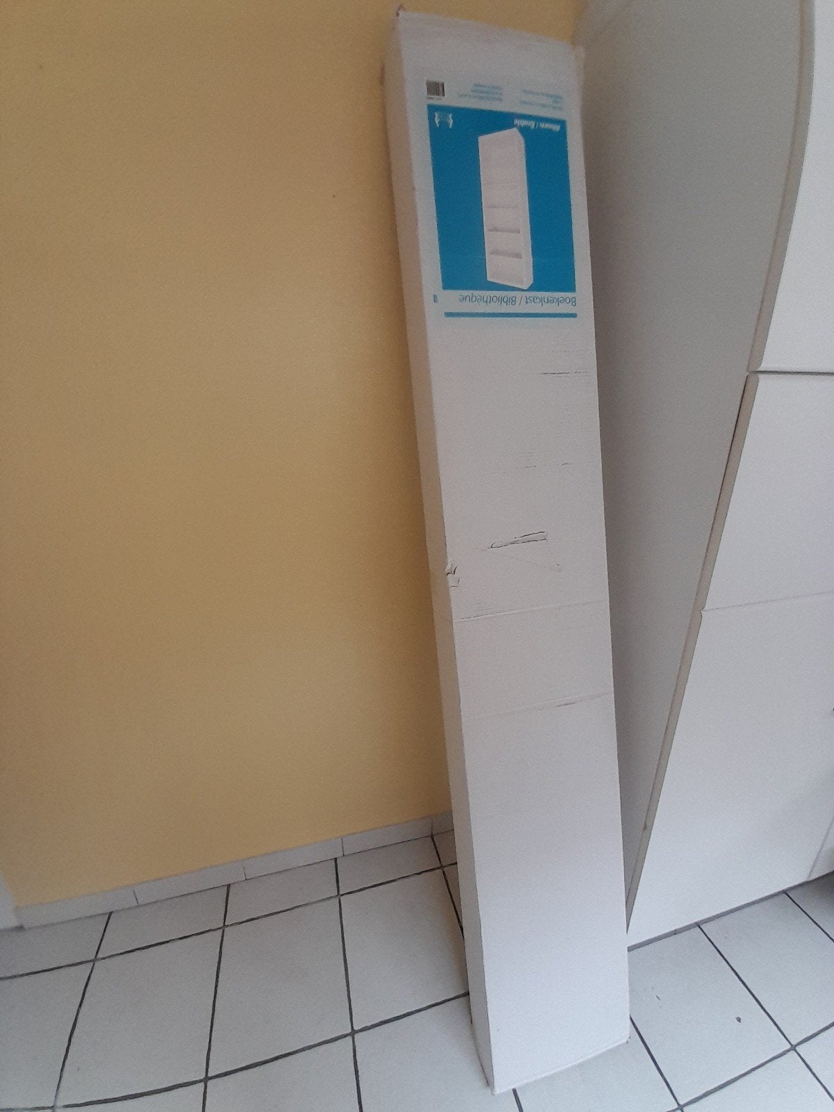 Boekenkast nog in verpakking, Ophalen