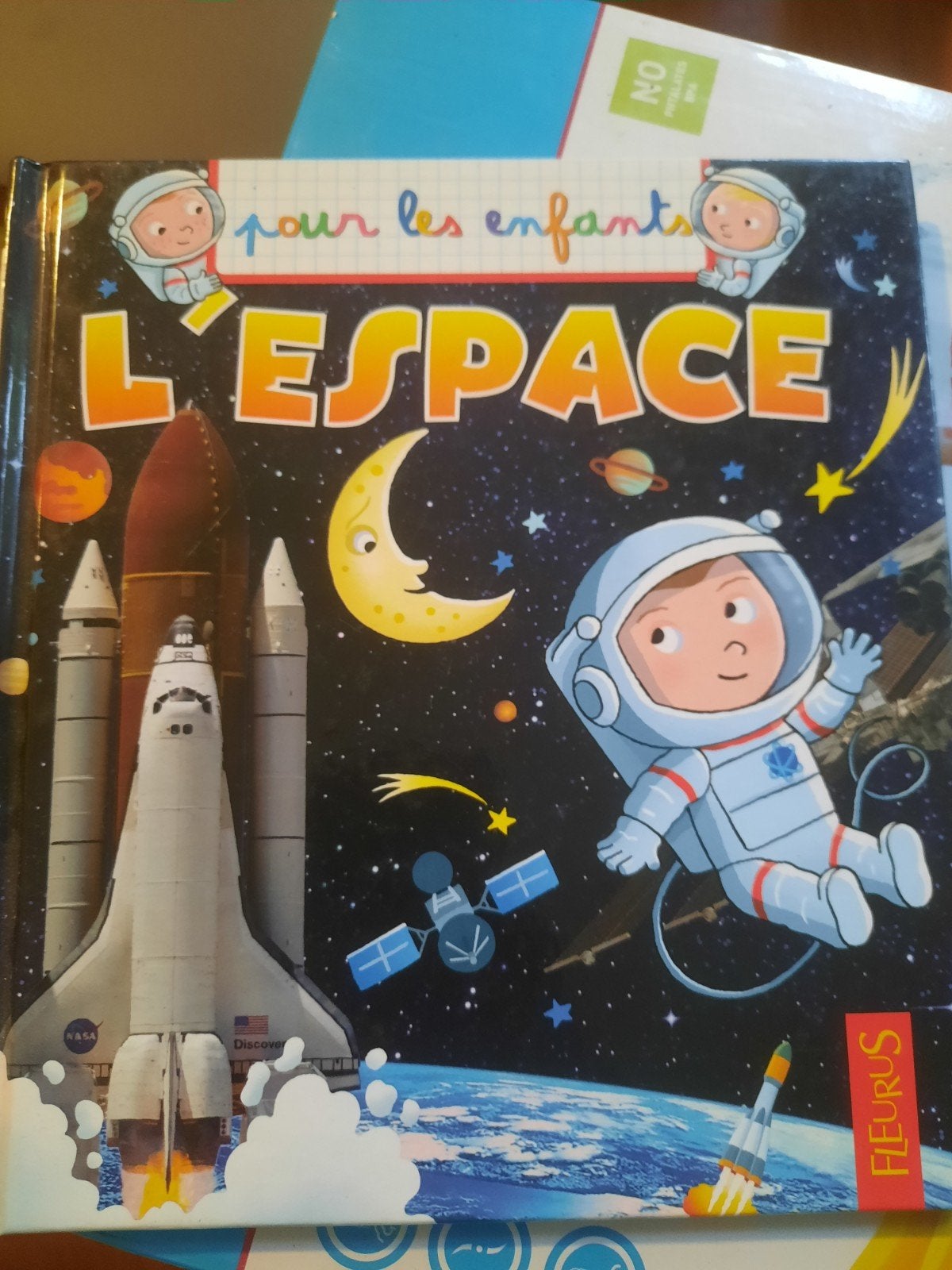livre éducatif sur "l'espace ", Boeken, Stripverhalen, Ophalen of Verzenden, Zo goed als nieuw