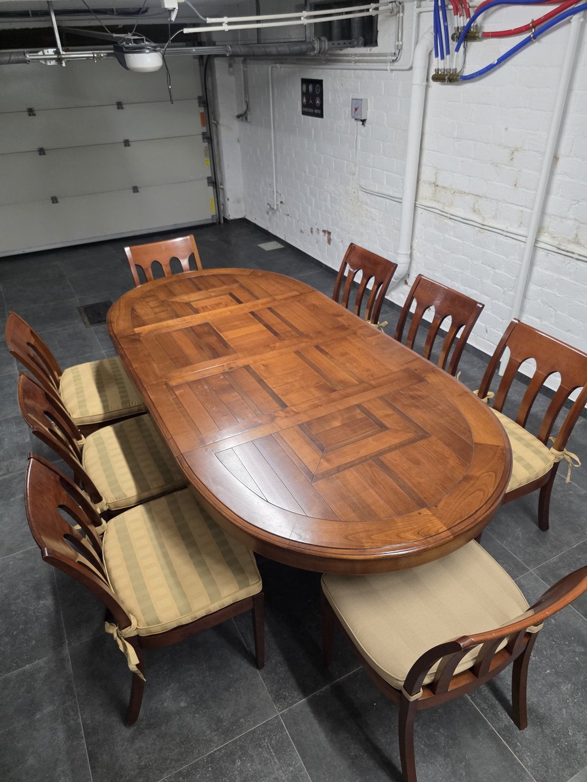 Eettafel met stoelen, Ophalen