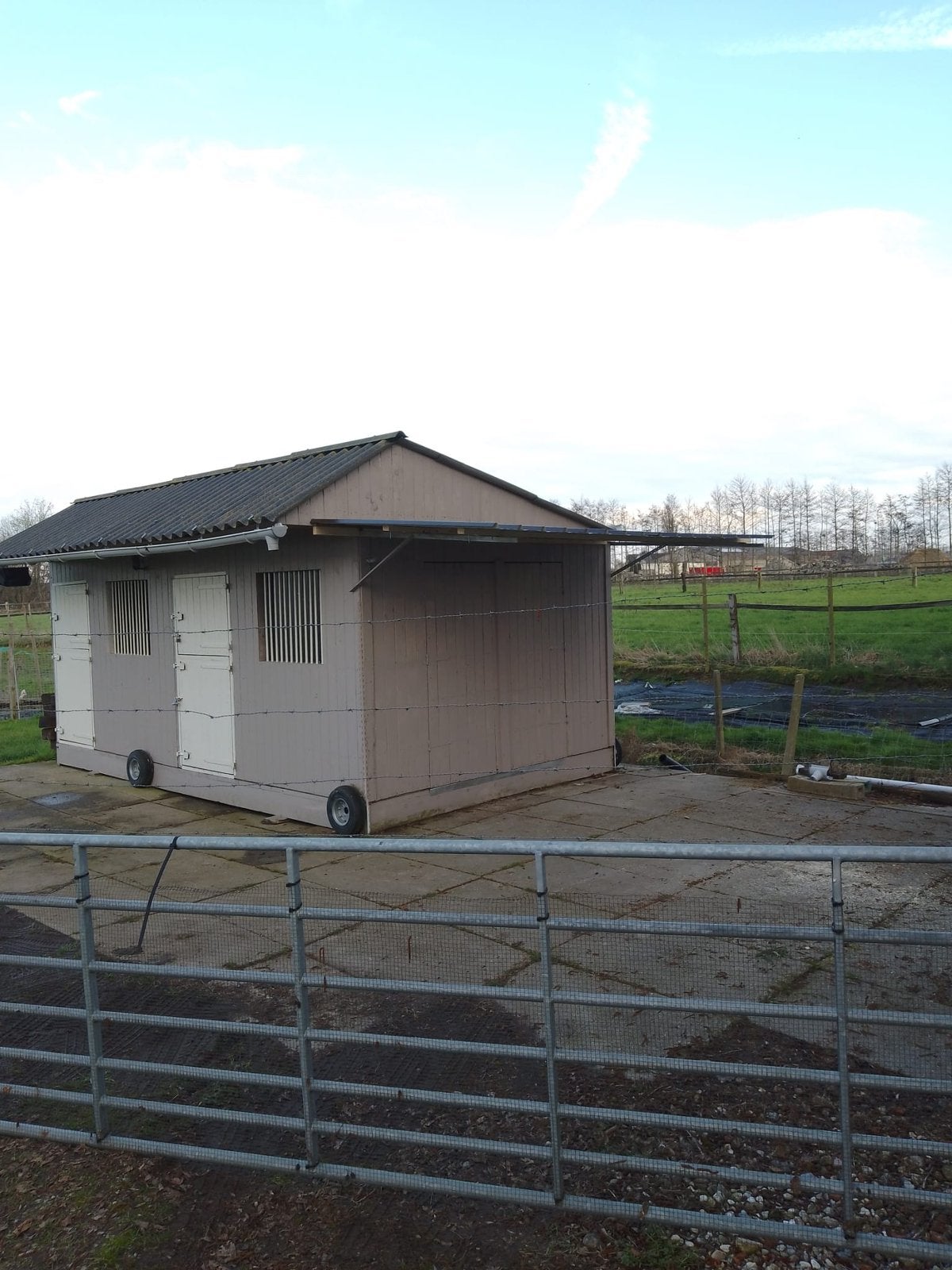 2 identieke paardenstallen, Stalling, 2 of 3 paarden of pony's