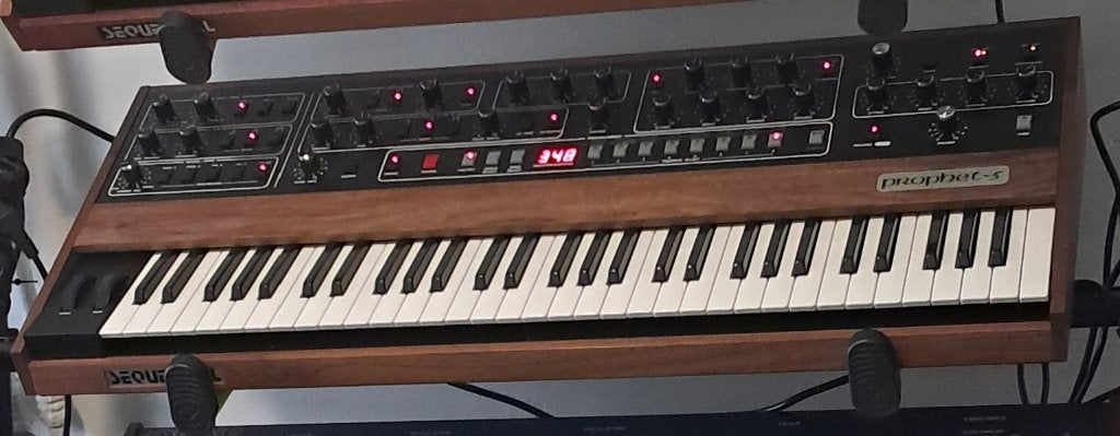 Prophet 5 rev 4 Met originele doos en toebehoren, Muziek en Instrumenten, Synthesizers, 61 toetsen, Zo goed als nieuw, Met midi-aansluiting