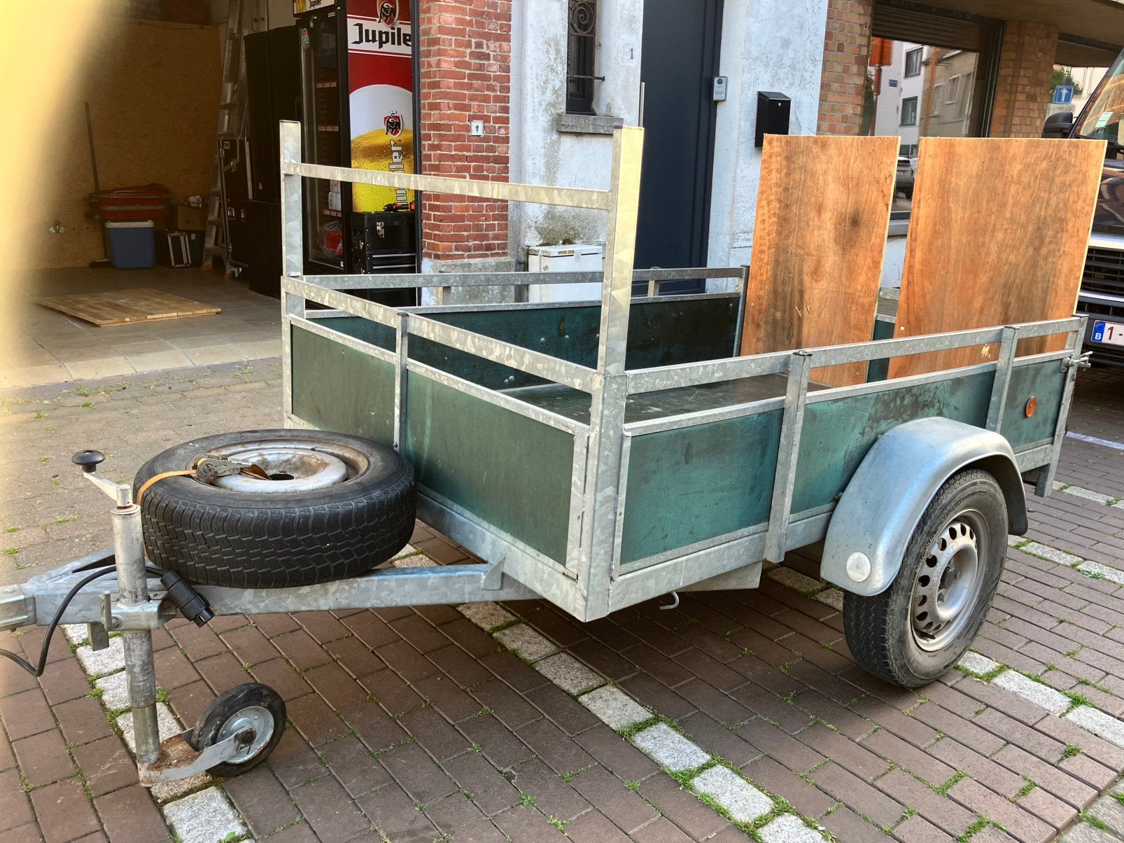 Aanhangwagen met twee vaste op rijplaten, Ophalen, Zo goed als nieuw
