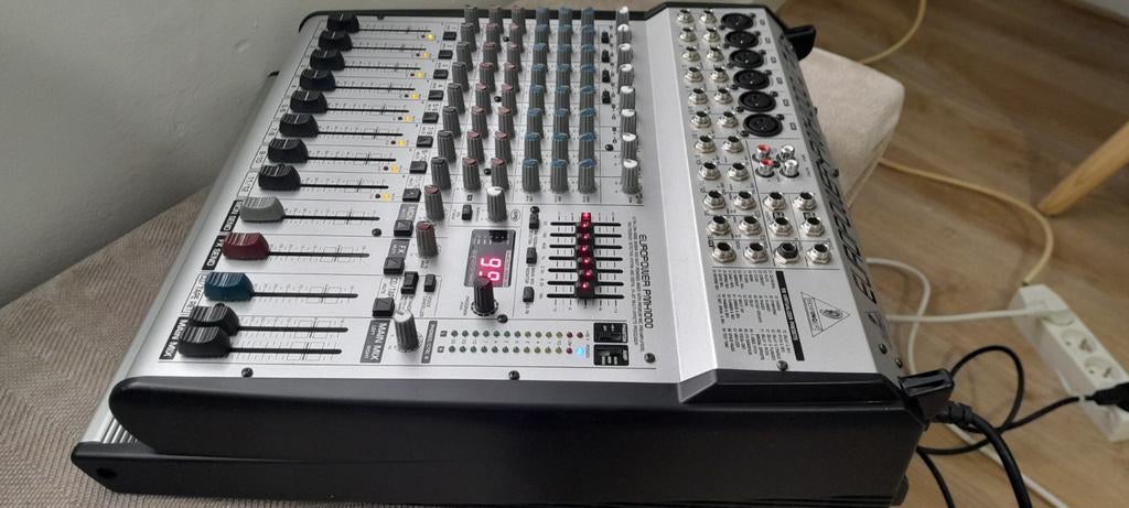 Behringer Europower PMX1000
2 x 300 Watt, Ophalen