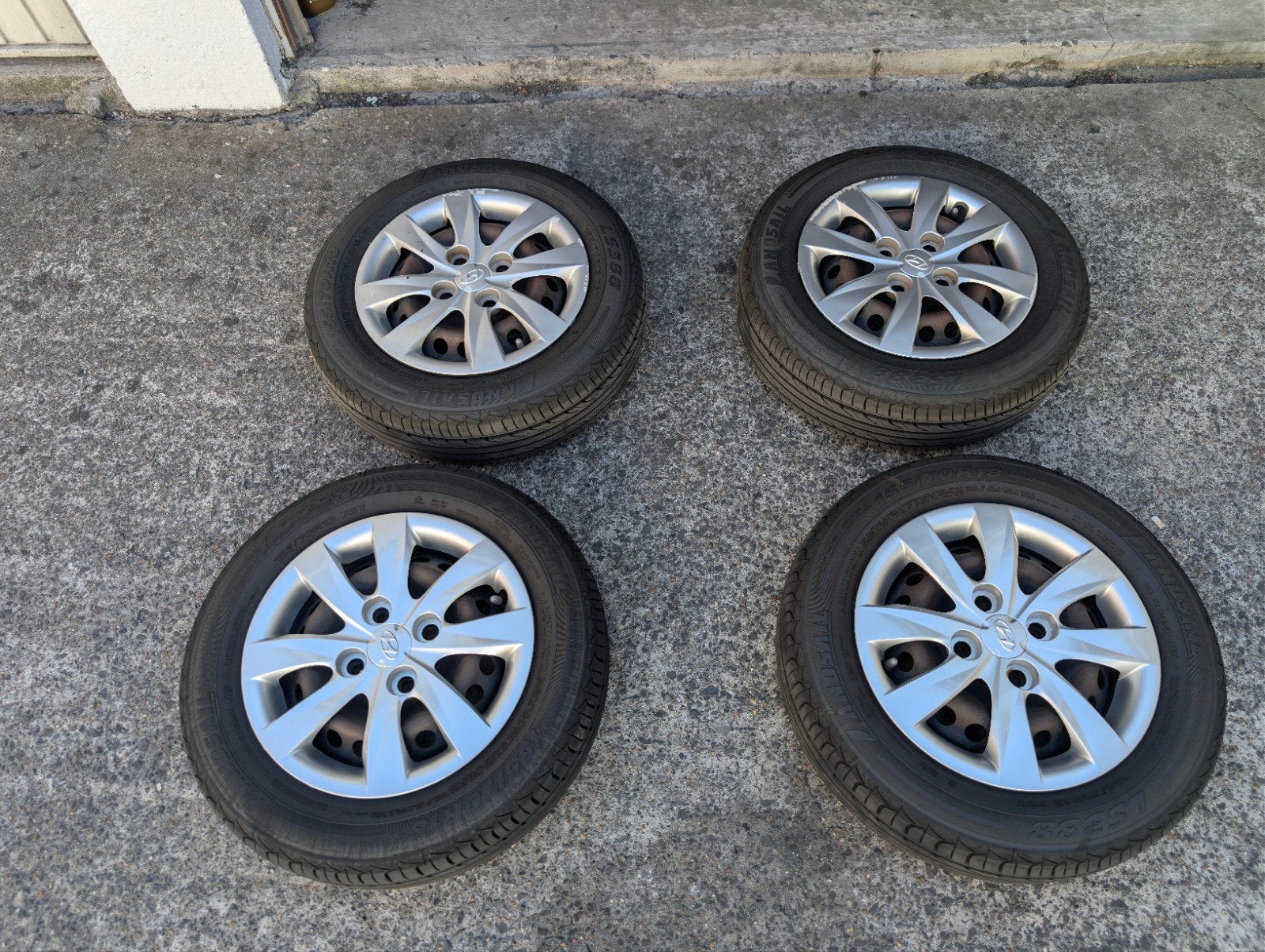 Nieuwe zomer banden op Velg 155/70/r13  4x10p 13 inch, Auto-onderdelen, Banden en Velgen, Ophalen, 155 mm, 13 inch, Nieuw