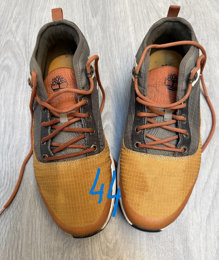 2 paar herenschoenen timberland maat 44, Kleding | Heren, Schoenen, Timberland, Ophalen of Verzenden, Zo goed als nieuw, Sneakers